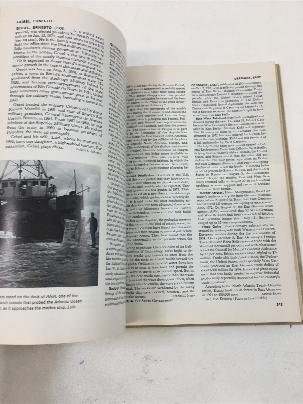 The World Book Year Book 1975 – Field Enterprises (Hardcover, 1975)