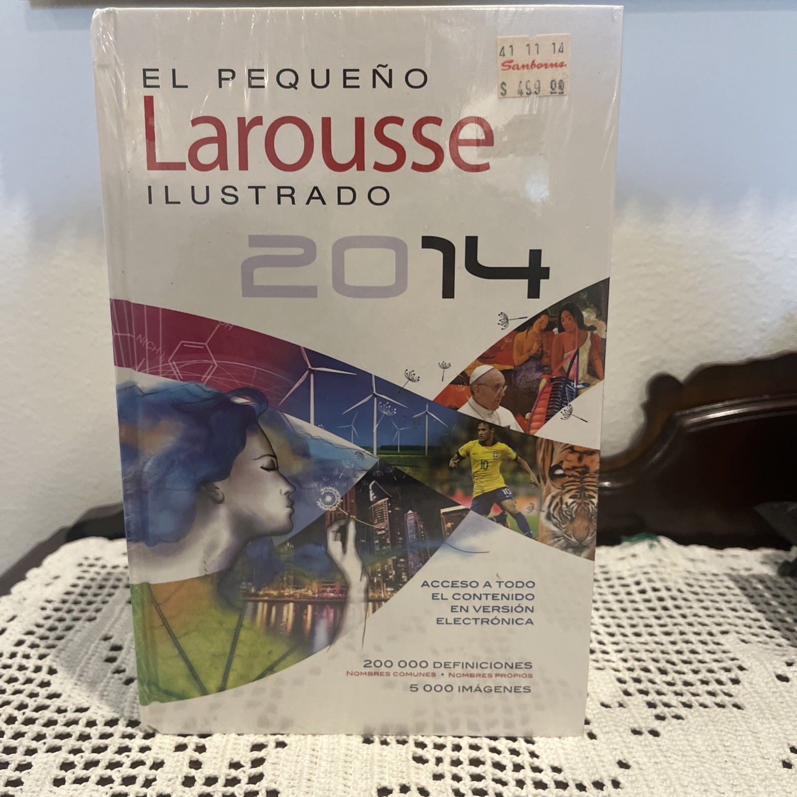 El Pequeno Larousse Ilustrado 2014 (Spanish Edition) Hard Cover – Sealed-